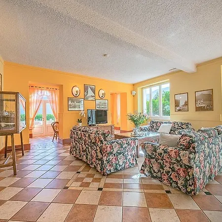 Calozzo Sleeps 12 Pool Air Con Wifi فيلة