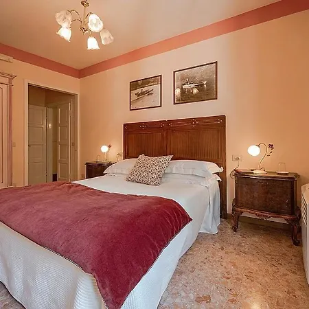 Calozzo Sleeps 12 Pool Air Con Wifi *